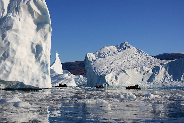 Bij zulke immense ijsbergen vallen de zodiacs en mensen vrijwel in het niet.