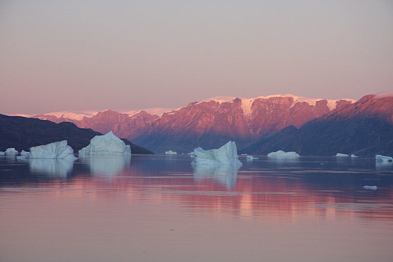 Prachtige zonsondergang in de Scoresby Sund, Groenland.