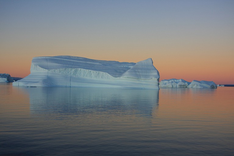 Tijdens zonsopgang zijn de ijsbergen nog intenser blauw van kleur.