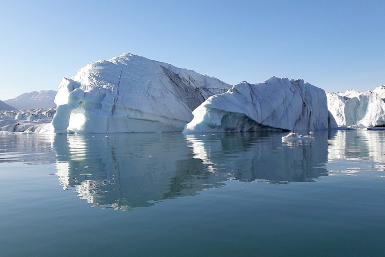 Dit enorme blok ijs was nog niet lang geleden afgebroken van het front, Walterhausen gletsjer.