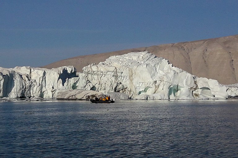 Als men met de zodiac langs het front van de gletsjer vaart, ziet men pas hoe hoog een gletsjer is.