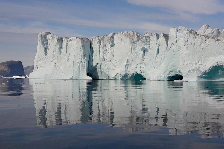 We varen dieper de Nordvestfjord in, richting Daugaard-Jensen gletsjer. Onderweg grote ijsbergen.