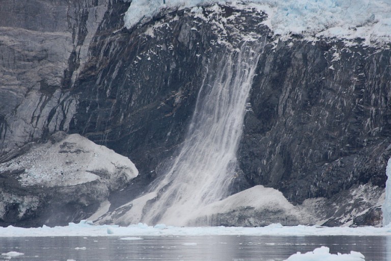 Een kleine lawine aan de zijkant van de Eqip Sermia.