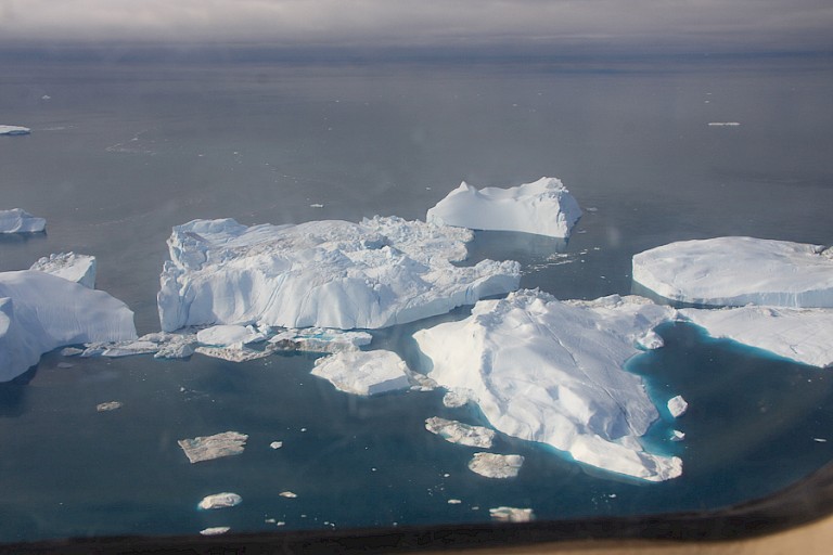 De grote ijsbergen vanuit de helikopter gezien.