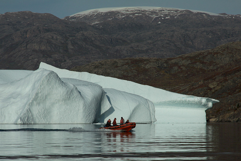 Varen met zodiacs langs de ijsbergen. Foto: Gerja Meijer.