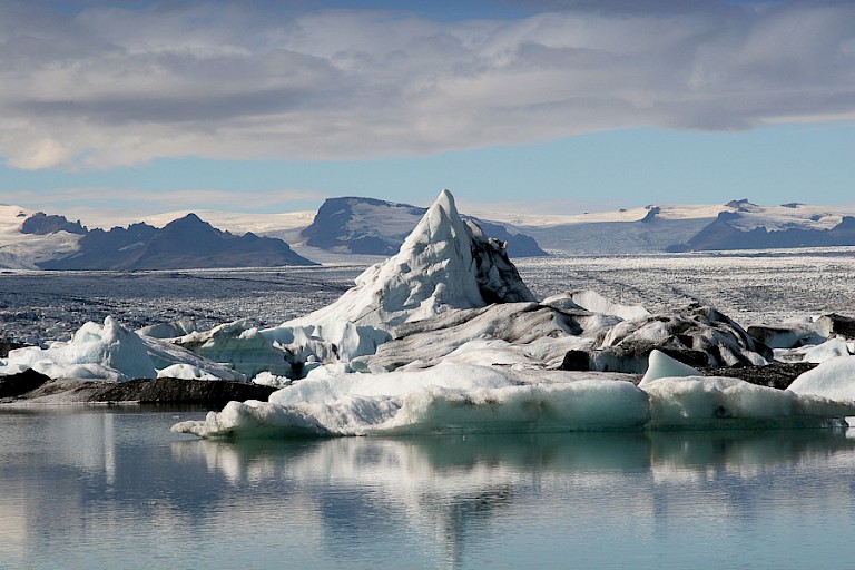 IJsbergen in het gletsjermeer Jókulsárlon.