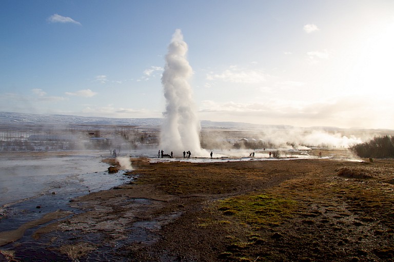 De geiser Strokkur spuit op spectaculaire wijze.