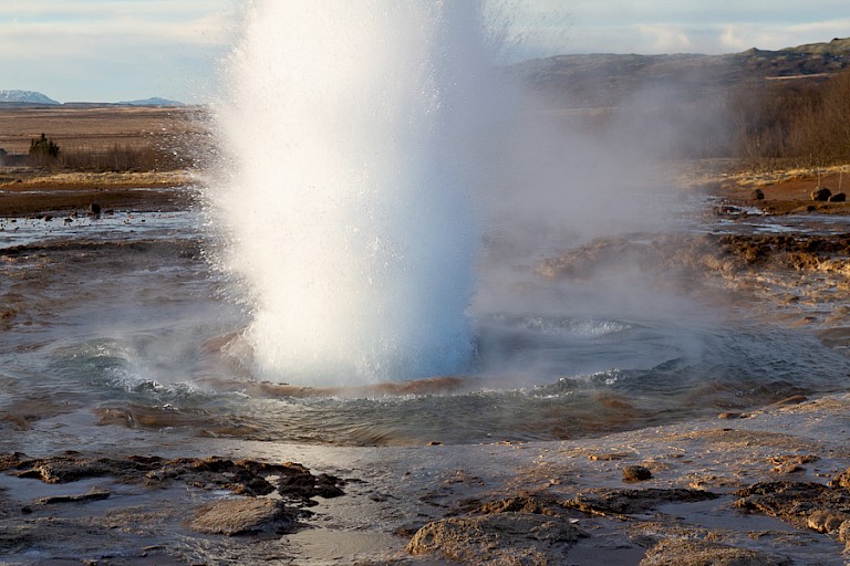 De geiser Strokkur, IJsland.