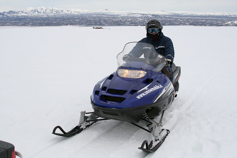 Sneeuwscootertocht op de gletsjer. Foto: Snowmobile.is