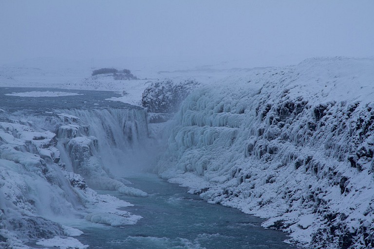 De grotendeels bevroren Gullfoss, IJsland.