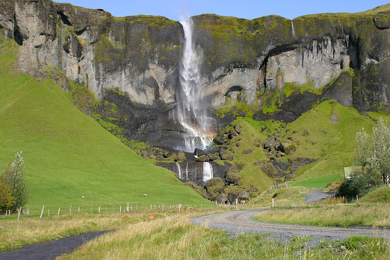 De Seljalandsfoss ligt dicht langs de rondweg (nr.1).