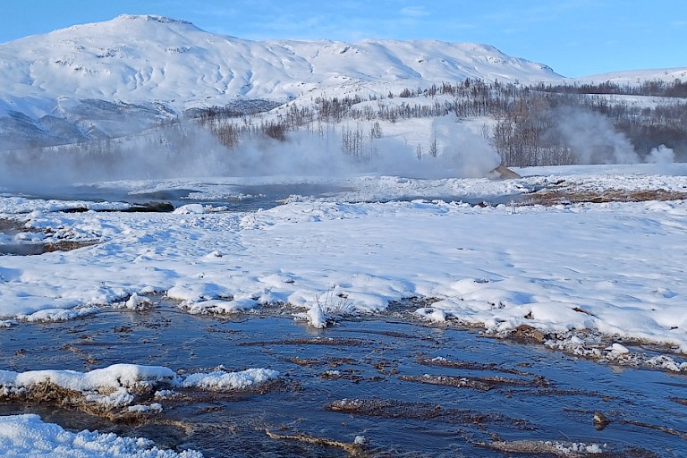 Dampende bronnen bij Geysir.
