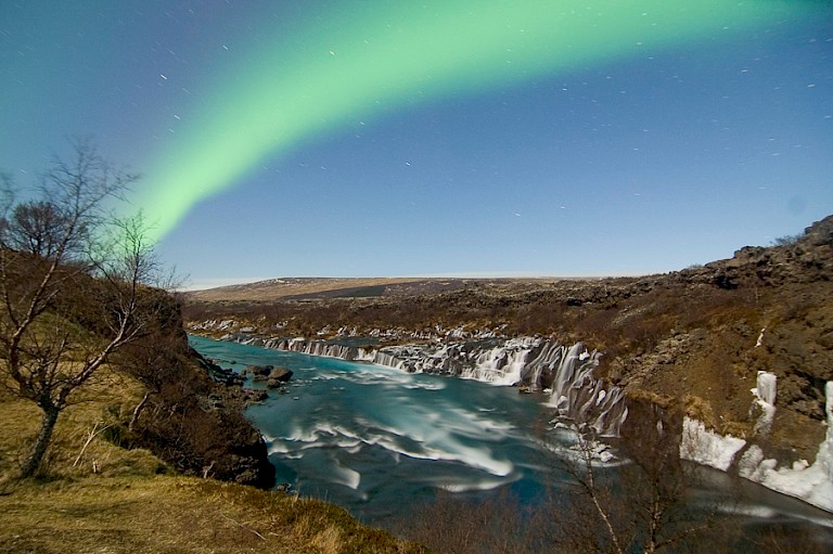 Hraunfossar met noorderlicht.