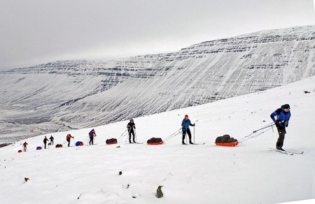 Skiërs op weg. Skitrekking over de Sprengisandur. Foto: IMG.