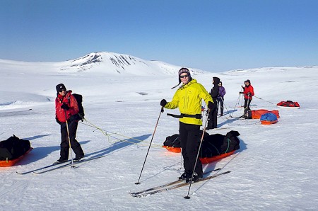 Even uitrusting in het zonnetje. Skitrekking over de Sprengisandur. Foto: IMG.