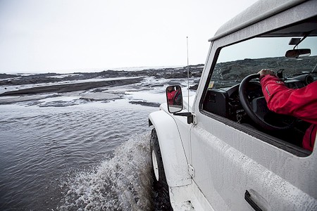 Een rivier doorsteken om op de goede plaats te komen. Skitrekking Vatnajökull, IJsland. Foto IMG.