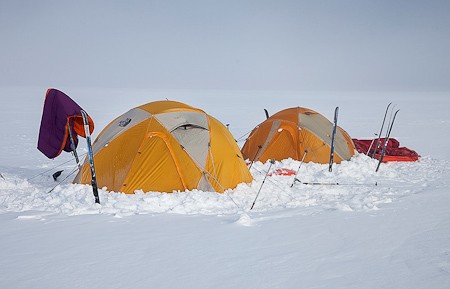 Overnachten in tenten. Skitrekking Vatnajökull, IJsland. Foto IMG.