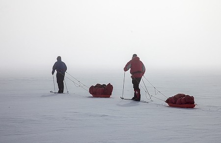 Skiën in een mistige omgeving. Skitrekking Vatnajökull, IJsland. Foto IMG.