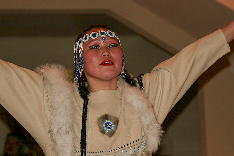 Een van de dansers in Esso, in traditionele kleding.