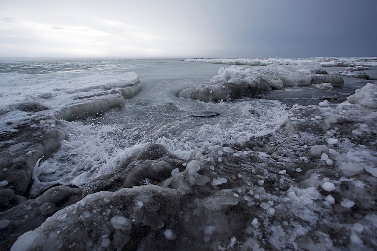 IJs langs de Zee van Ochotsk aan de zuidkust van Kamtsjatka. Foto: Jan van Holten.