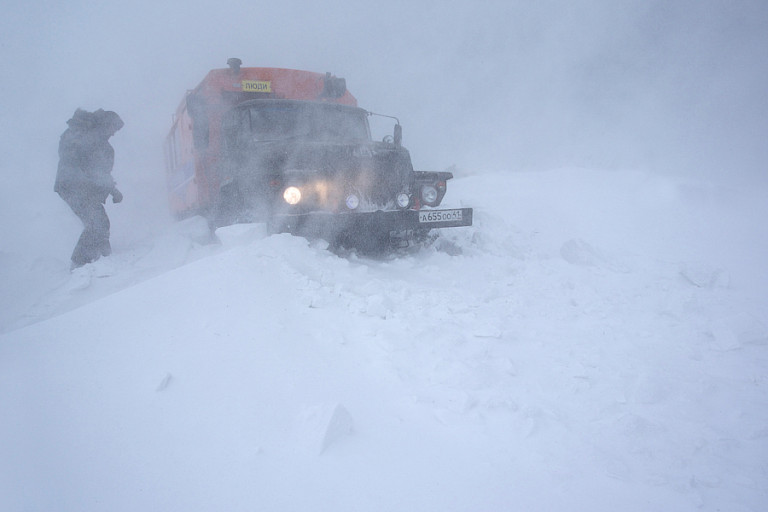 De 6WD-truck in een sneeuwstorm langs de zuidkust. Foto: Jan van Holten.