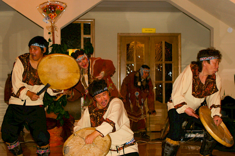 Uitvoering van traditionele dansen in Esso.
