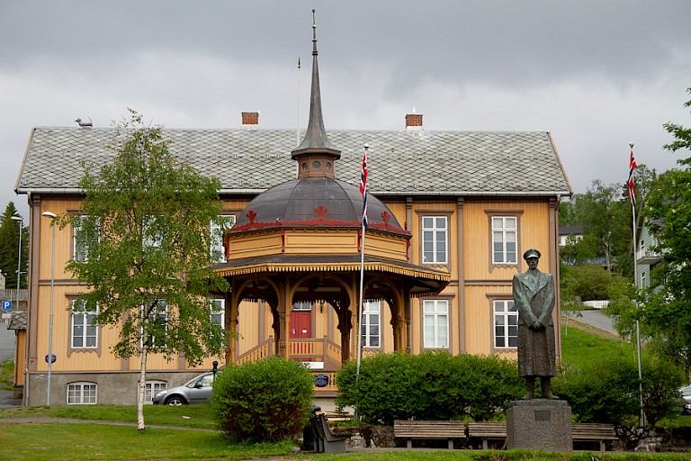 Prieeltje met standbeeld van Roals Amundsen in Tromsø.