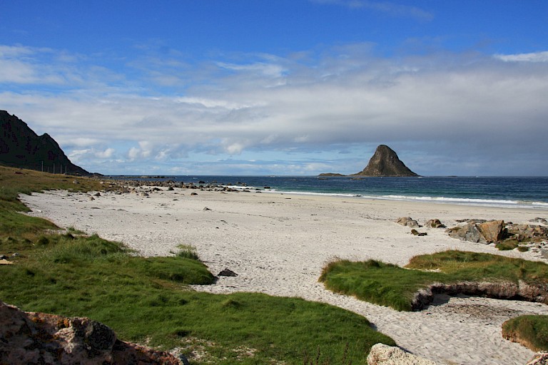 Op het strand met uitzicht op het eiland Bleiksøya.
