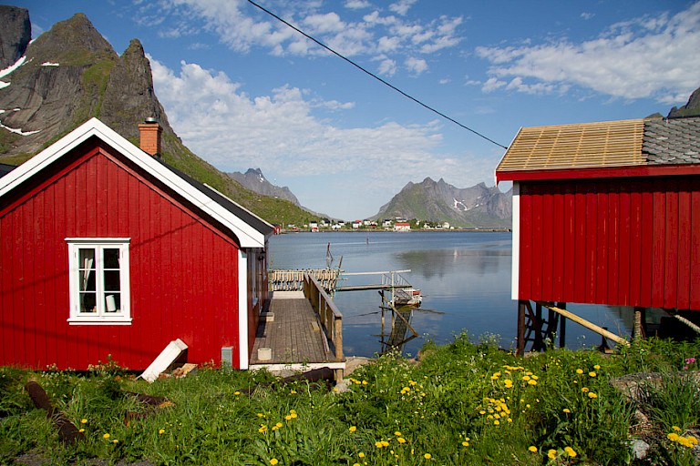 De kleurrijke huisjes van de kleine gemeenschappen op de Lofoten.