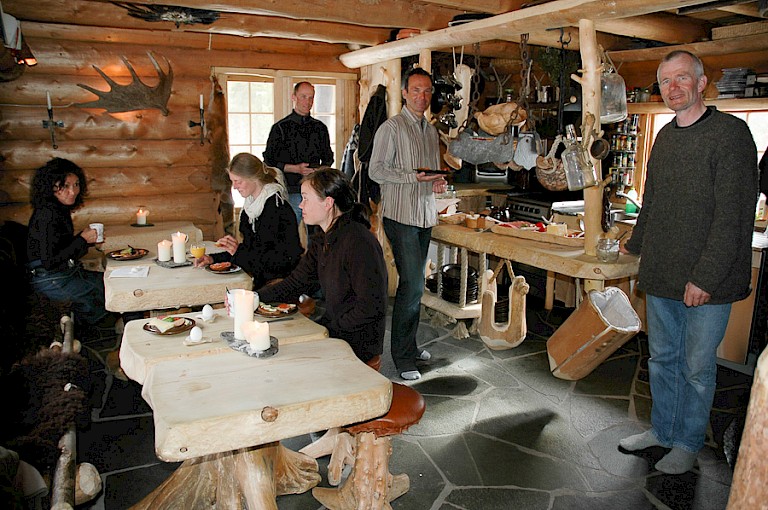 In het restaurant van de Engholm Husky Lodge.