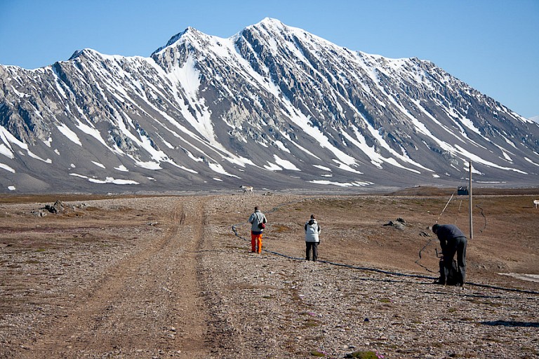 Wandelen bij Isfjord Radio.