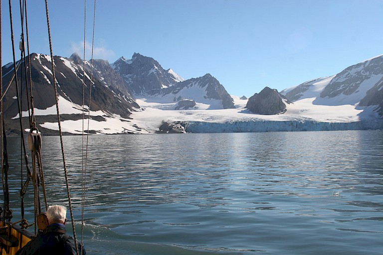 14e-Julibaai met achterin de gelijknamige gletsjer, Spitsbergen.