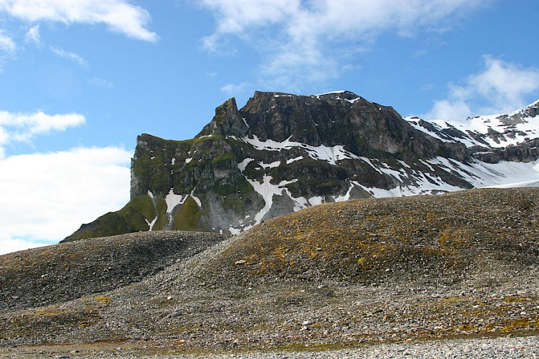 Alkhornet, de kenmerkende bergtop aan het einde van de Isfjord.