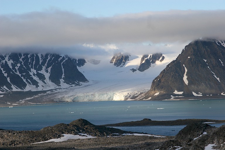 Uitzicht vanaf Smeerenburg aan de noordkust van Spitsbergen.