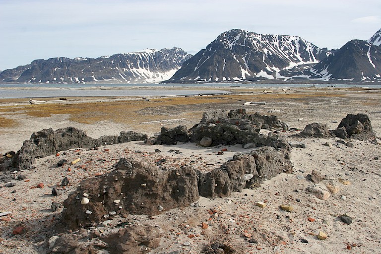 De laatste overblijfselen van traanovens op Smeerenburg.