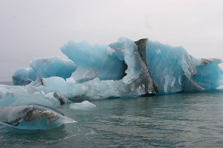 Brok gletsjerijs afkomstig van Austfonna, Noordoost-Spitsbergen.