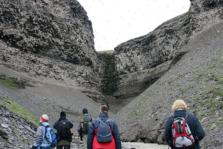 Grote kloof met Drieteenmeeuwenkolonie op Edgeøya in het zuidoosten van Spitsbergen.