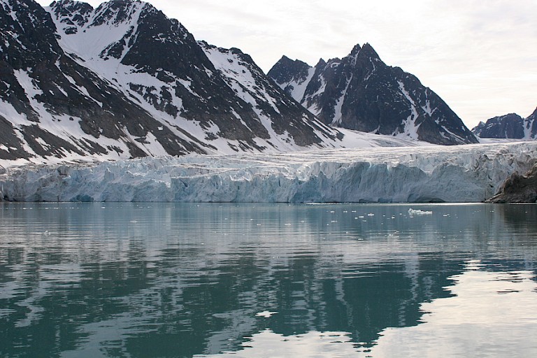 Magdalenefjord met het front van de Waggonwaybreen, Spitsbergen.