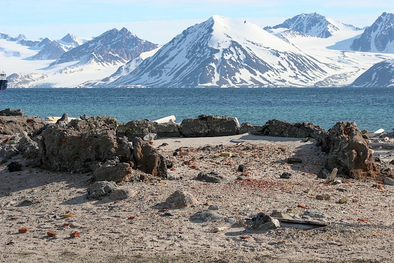 Restanten van een traanoven op Smeerenburg, Spitsbergen.