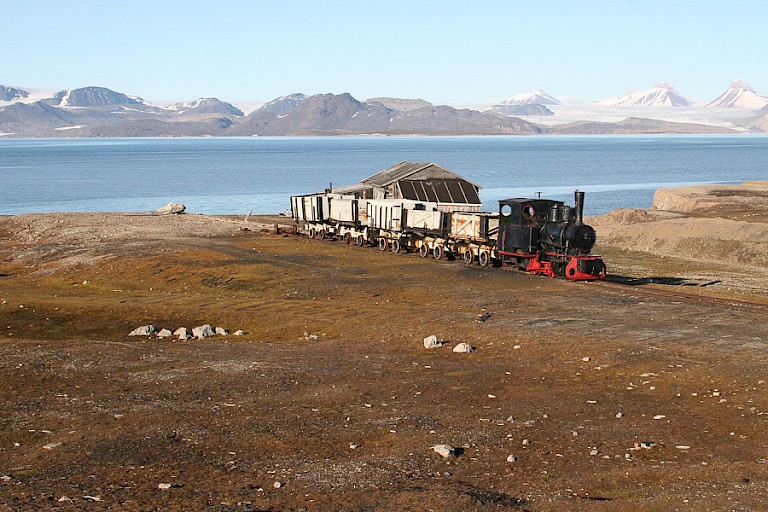 Een van de monumenten in Ny-Ålesund is het treintje uit de tijd dat hier steenkolen gedolven werd.