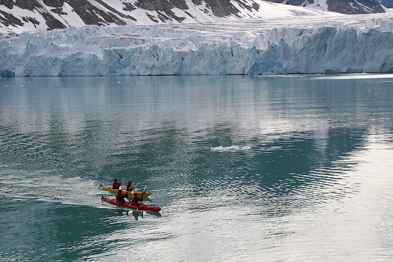 Kajakken in de Magdalenefjord, Spitsbergen.