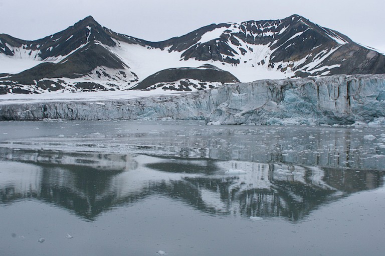 Spiegeling van gletsjerfront op Spitsbergen.