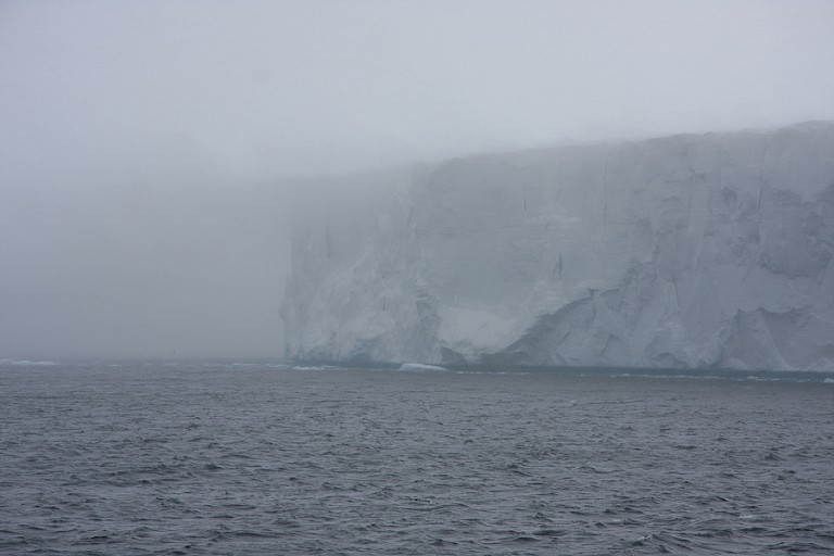 Plotselinge mist langs het gletsjerfront Nordaustlandet.