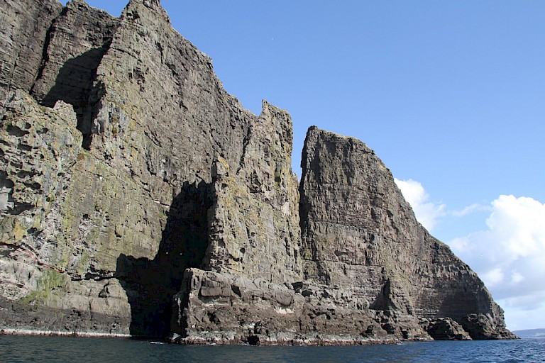 De steile kliffen van Vestmanna, Færøer.