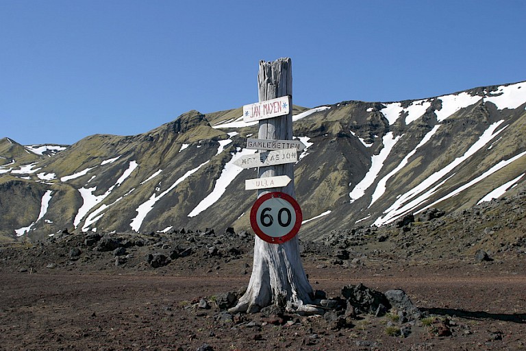 Bewegwijzering en verkeersbord (voor de enige auto) op Jan Mayen.