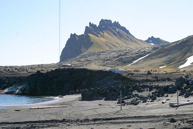 Achter het weerstation met zendmast op Nord-Jan, Jan Mayen.