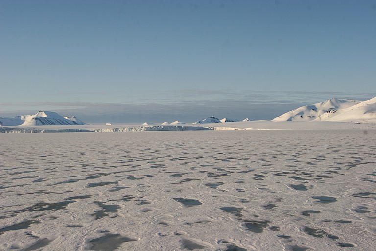 Pakijs in de Hornsund tot aan Brepollen, de grote gletsjer achterin de fjord.