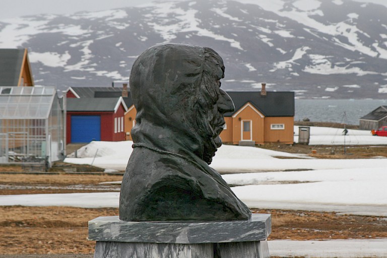 Borstbeeld Amundsen, Ny-Ålesund.