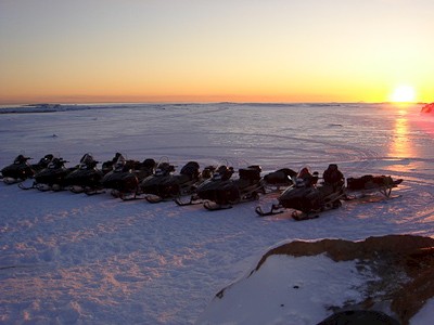 Overnachten aan de Oostkust. Sneeuwscootertocht naar de oostkust van Spitsbergen. Foto: de Kroesen