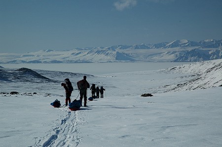 Het witte, desolate landschap. Skitrekking Ymerbukta - Ekmanfjorden, Spitsbergen.